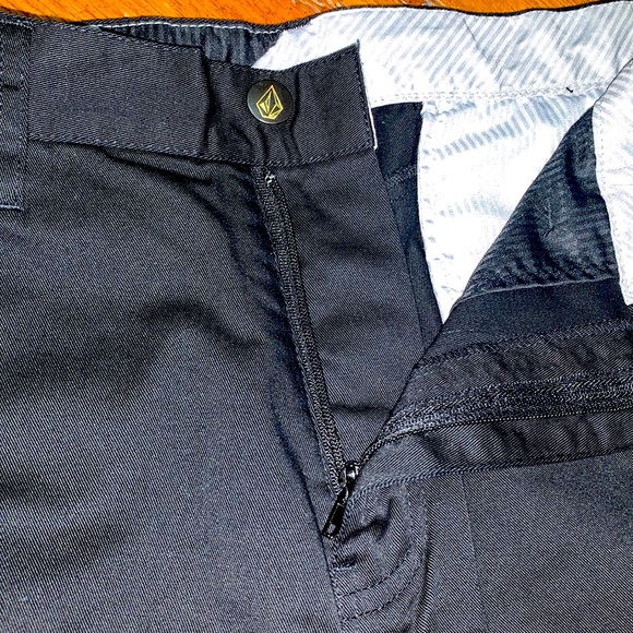 NEW⭐️VOLCOM Mens SHORTS 30” Waist “Frickin Modern Black Chino” - Picture 16 of 16